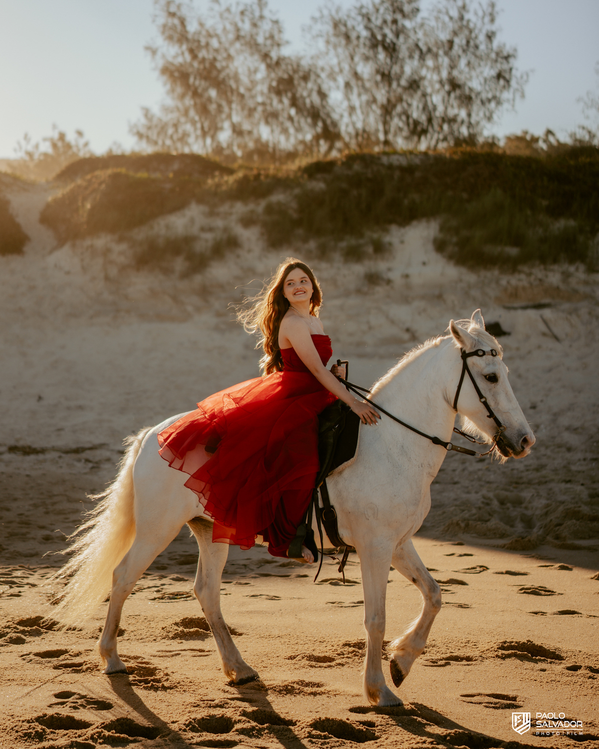 Ensaio debutante com cavalo na praia em Florianópolis SC, menina montando cavalo na areia com luz do pôr do sol, fotógrafo de 15 anos Santa Catarina, ensaio com cavalo Praia do Moçambique