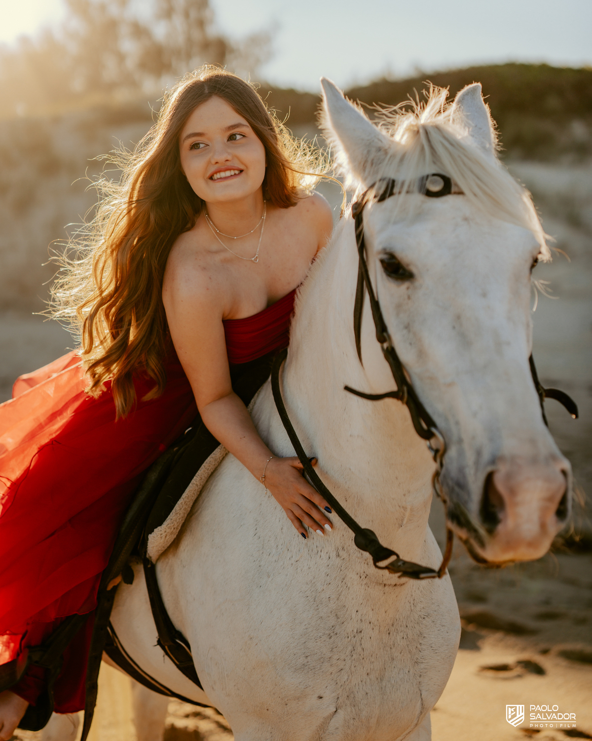 Ensaio debutante com cavalo na praia em Florianópolis SC, menina montando cavalo na areia com luz do pôr do sol, fotógrafo de 15 anos Santa Catarina, ensaio com cavalo Praia do Moçambique