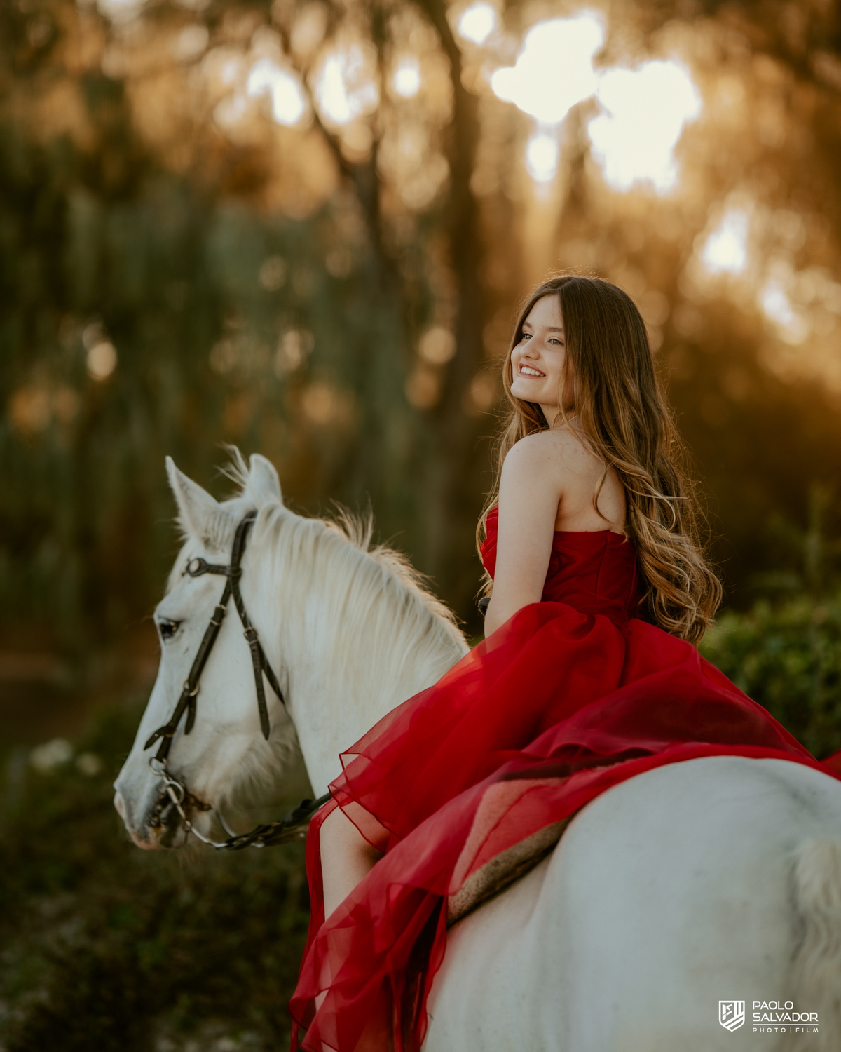Ensaio de 15 anos na praia com cavalo em Florianópolis SC, close da debutante sorrindo no cavalo, fotógrafo de debutante Santa Catarina, ensaio feminino com cavalo ao pôr do so