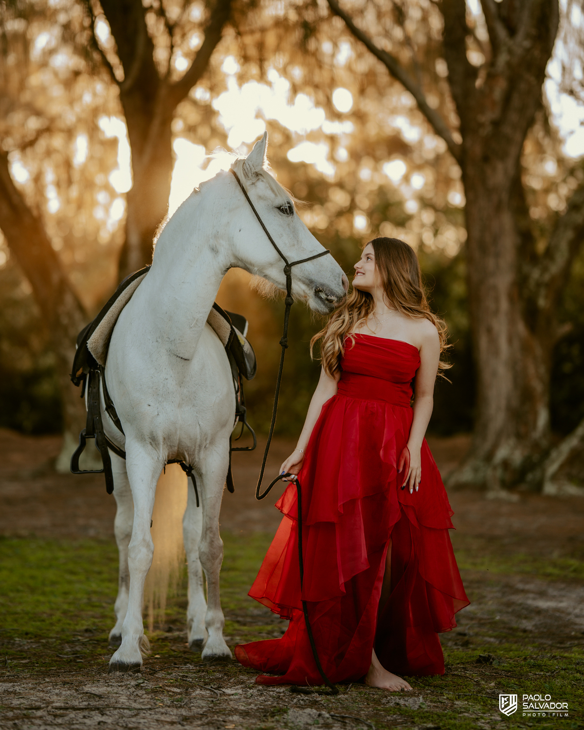 Ensaio de 15 anos com cavalo ao pôr do sol em Florianópolis SC, debutante sorrindo ao lado do cavalo, fotógrafo de debutante Santa Catarina, ensaio feminino romântico na natureza