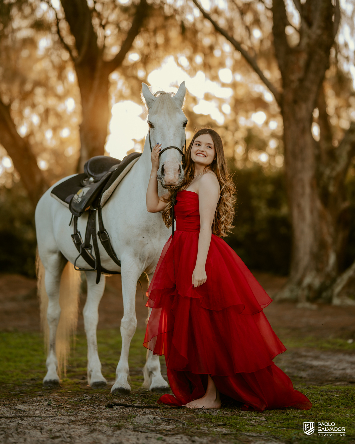 Ensaio debutante com cavalo na natureza em Florianópolis SC, menina abraçando cavalo branco com luz dourada, fotógrafo de 15 anos Santa Catarina, ensaio com cavalo na Praia do Moçambique