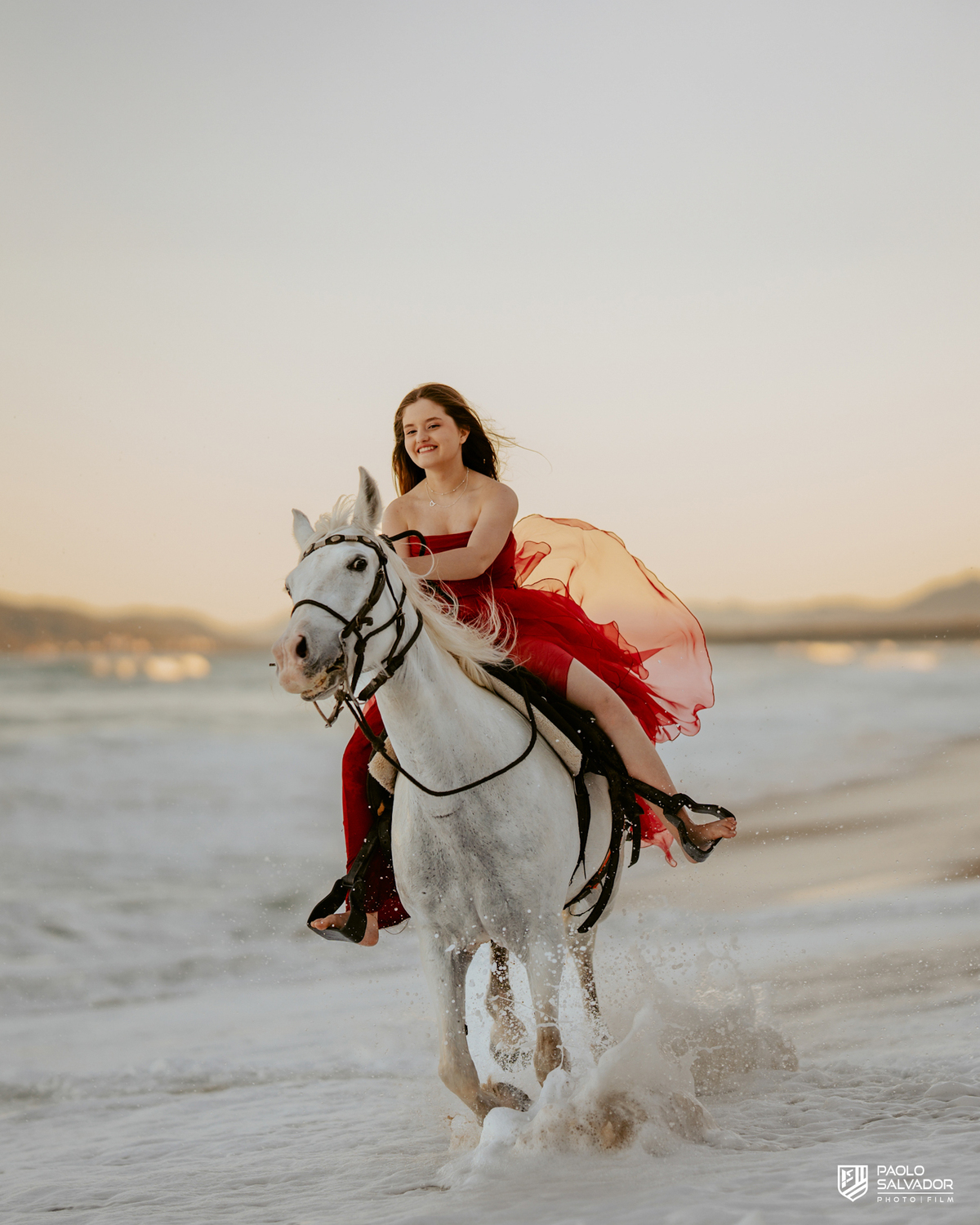Ensaio de 15 anos com cavalo correndo na água em Florianópolis SC, debutante montando cavalo na praia com movimento, fotógrafo de debutante Santa Catarina, ensaio na praia cinematográfico