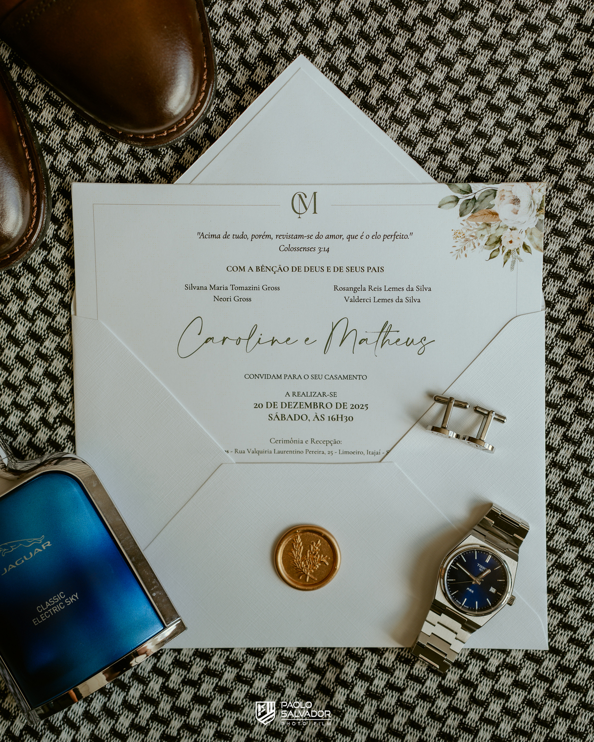 Making of do noivo em casamento no Colina Eventos em Brusque SC, momento elegante com ajuste de gravata e preparação do traje, fotografia de casamento em Brusque, Itajaí, Balneário Camboriú e região