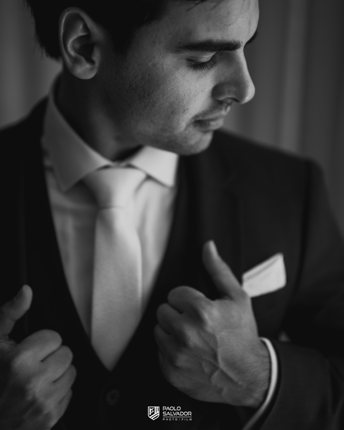 Making of do noivo em casamento no Colina Eventos em Brusque SC, momento elegante com ajuste de gravata e preparação do traje, fotografia de casamento em Brusque, Itajaí, Balneário Camboriú e região