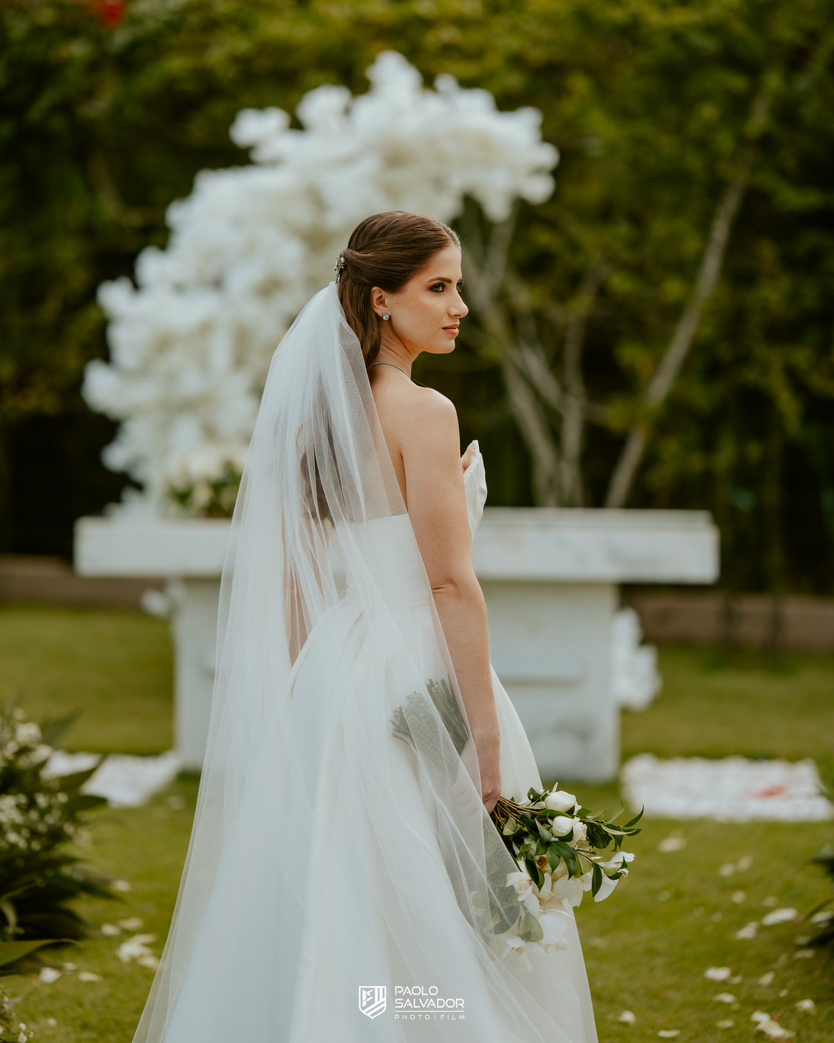 Ensaio dos noivos após a cerimônia no Colina Eventos em Brusque SC, casal caminhando e trocando carinho ao ar livre, fotografia de casamento em Brusque, Itajaí, Balneário Camboriú e região