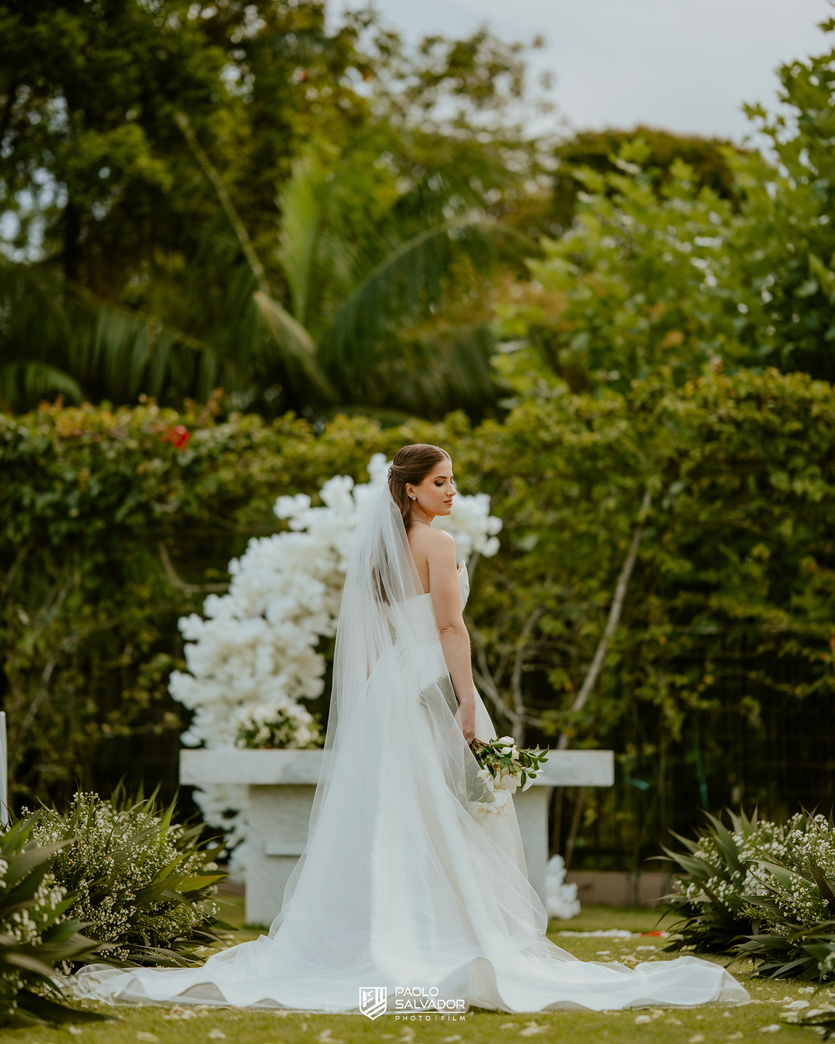 Ensaio dos noivos após a cerimônia no Colina Eventos em Brusque SC, casal caminhando e trocando carinho ao ar livre, fotografia de casamento em Brusque, Itajaí, Balneário Camboriú e região