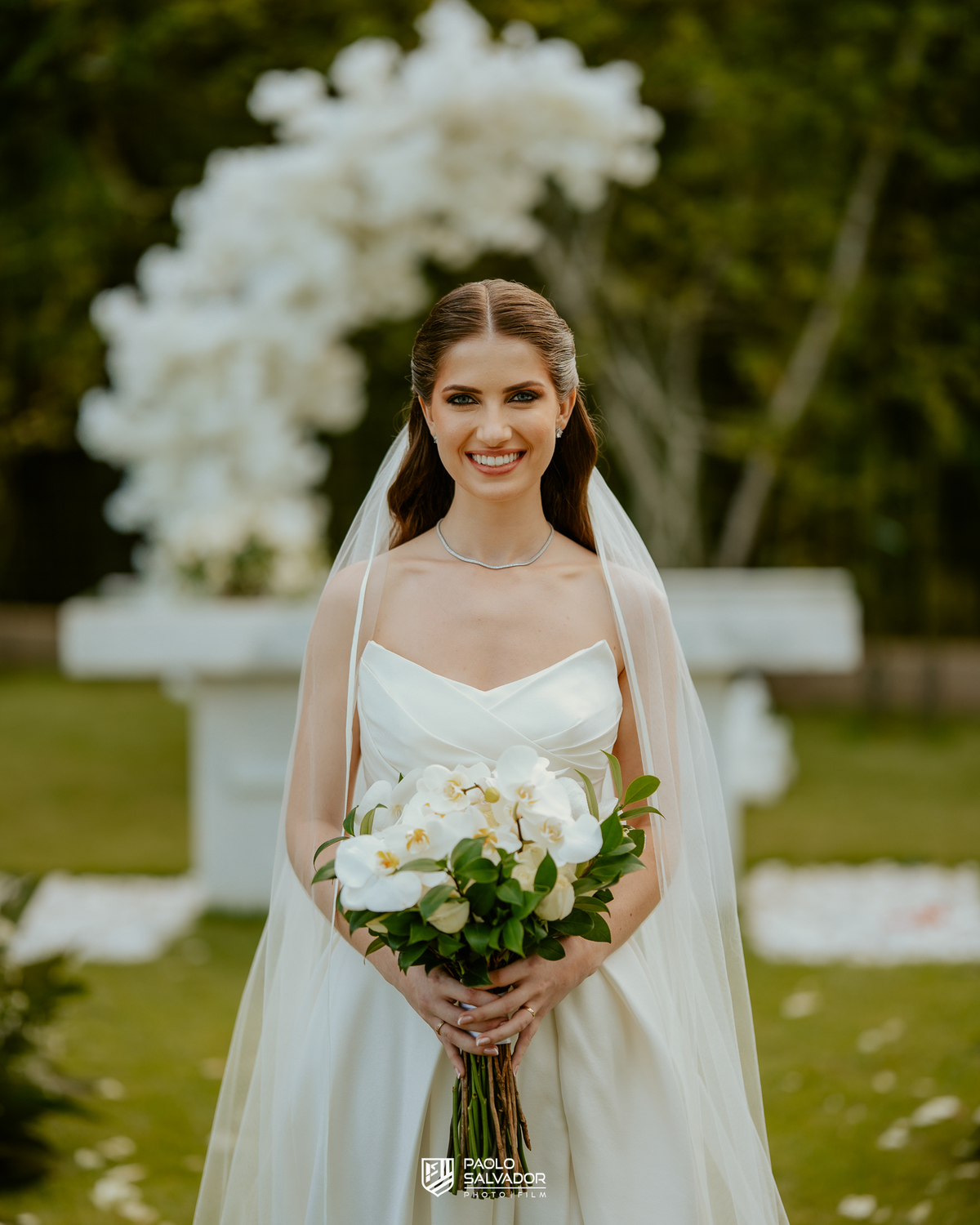 Ensaio dos noivos após a cerimônia no Colina Eventos em Brusque SC, casal caminhando e trocando carinho ao ar livre, fotografia de casamento em Brusque, Itajaí, Balneário Camboriú e região