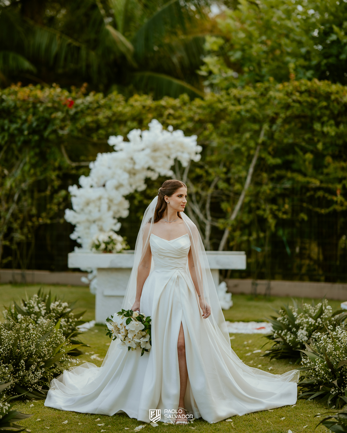Ensaio dos noivos após a cerimônia no Colina Eventos em Brusque SC, casal caminhando e trocando carinho ao ar livre, fotografia de casamento em Brusque, Itajaí, Balneário Camboriú e região