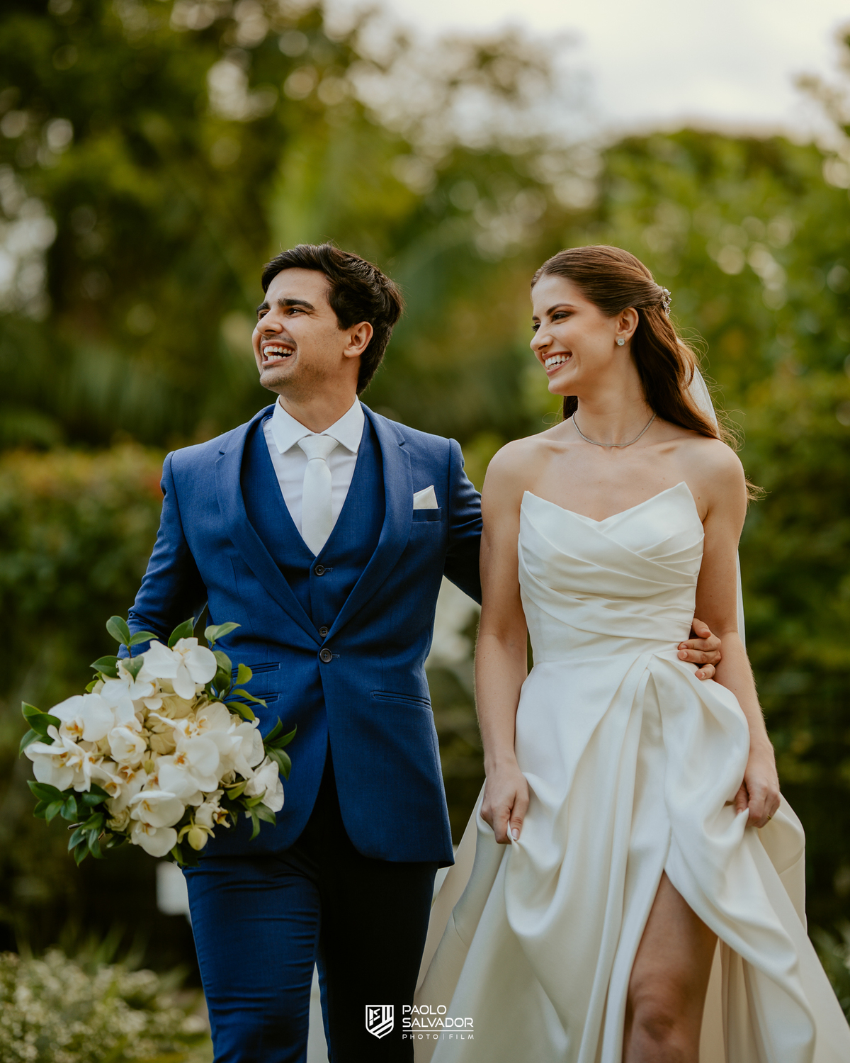 Ensaio dos noivos após a cerimônia no Colina Eventos em Brusque SC, casal caminhando e trocando carinho ao ar livre, fotografia de casamento em Brusque, Itajaí, Balneário Camboriú e região