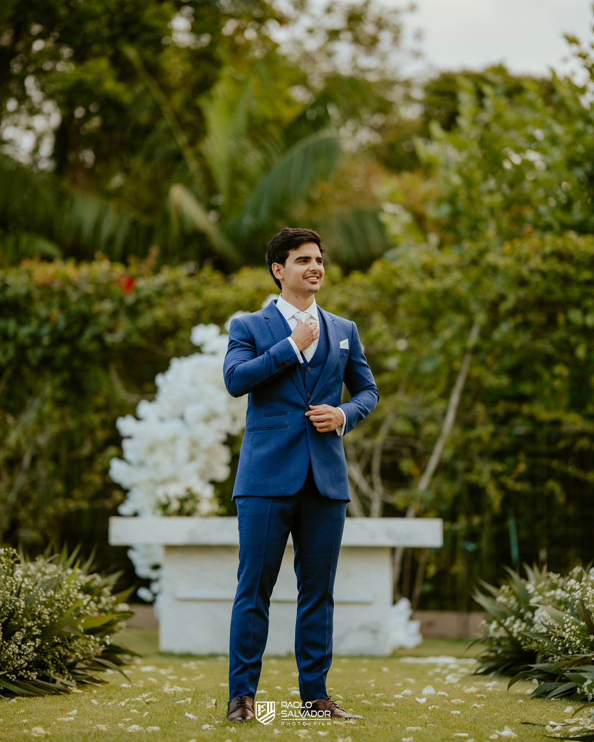 Ensaio dos noivos após a cerimônia no Colina Eventos em Brusque SC, casal caminhando e trocando carinho ao ar livre, fotografia de casamento em Brusque, Itajaí, Balneário Camboriú e região