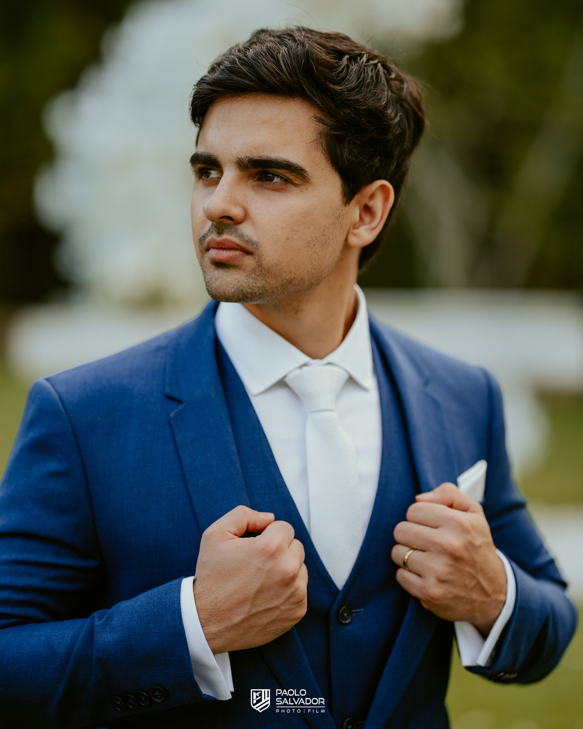 Ensaio dos noivos após a cerimônia no Colina Eventos em Brusque SC, casal caminhando e trocando carinho ao ar livre, fotografia de casamento em Brusque, Itajaí, Balneário Camboriú e região