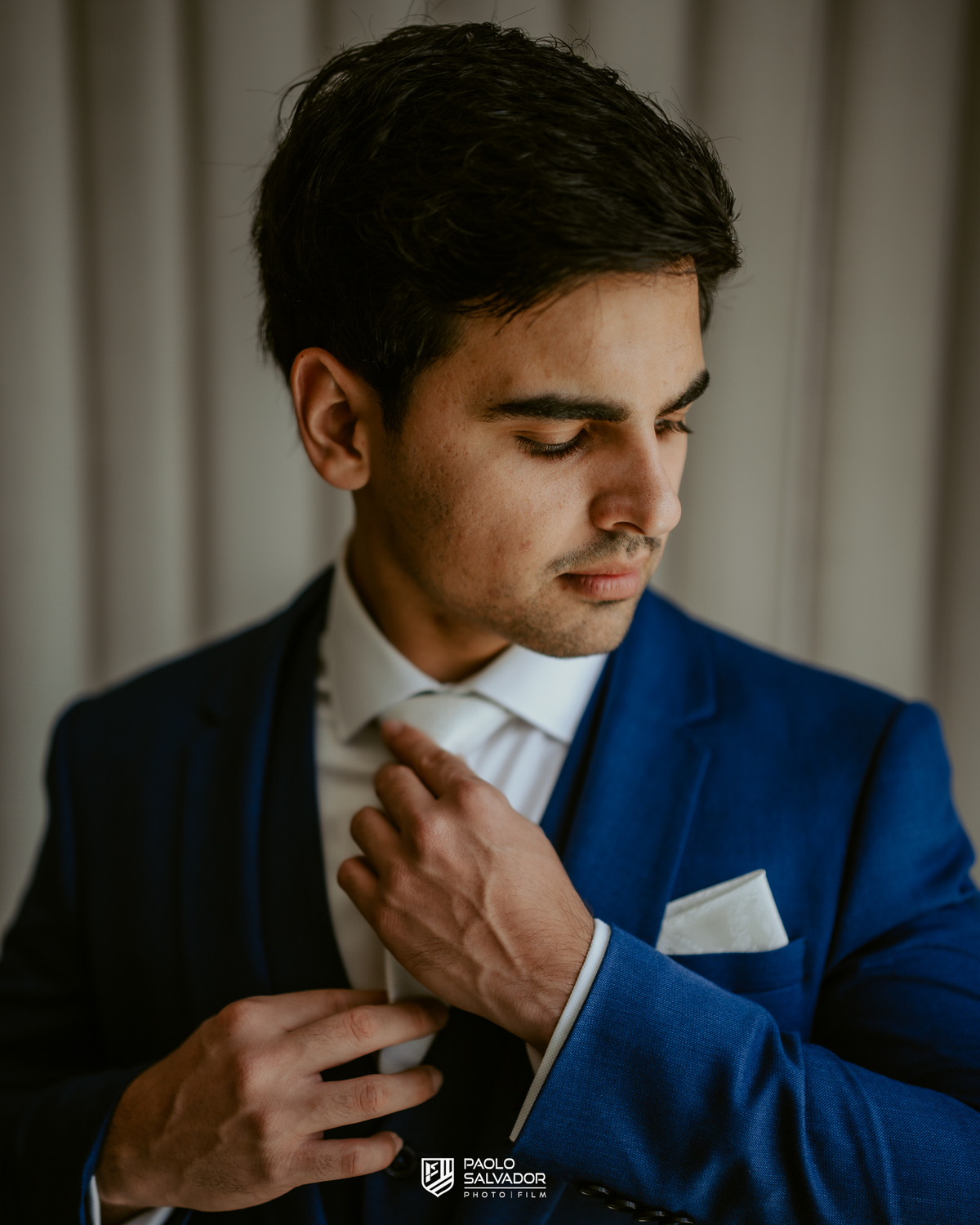 Making of do noivo em casamento no Colina Eventos em Brusque SC, momento elegante com ajuste de gravata e preparação do traje, fotografia de casamento em Brusque, Itajaí, Balneário Camboriú e região