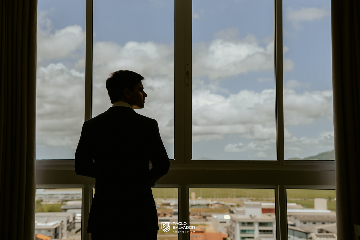Making of do noivo em casamento no Colina Eventos em Brusque SC, momento elegante com ajuste de gravata e preparação do traje, fotografia de casamento em Brusque, Itajaí, Balneário Camboriú e região