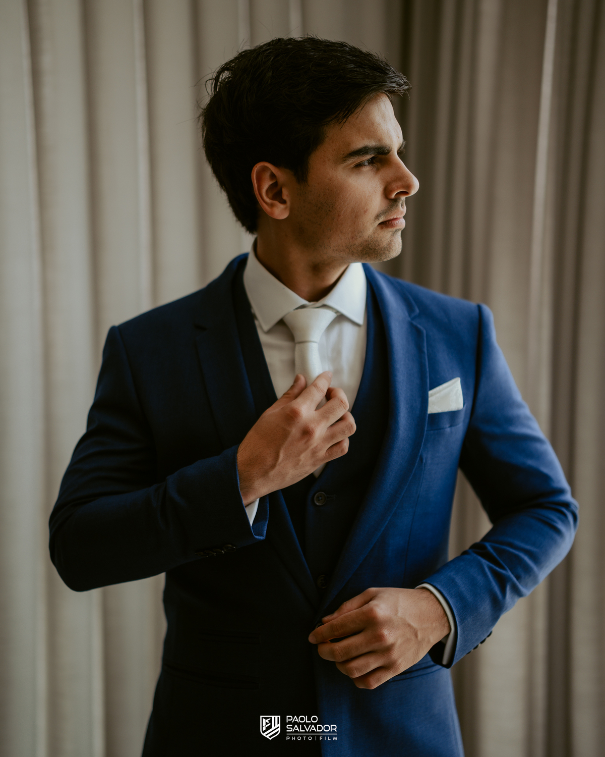 Making of do noivo em casamento no Colina Eventos em Brusque SC, momento elegante com ajuste de gravata e preparação do traje, fotografia de casamento em Brusque, Itajaí, Balneário Camboriú e região