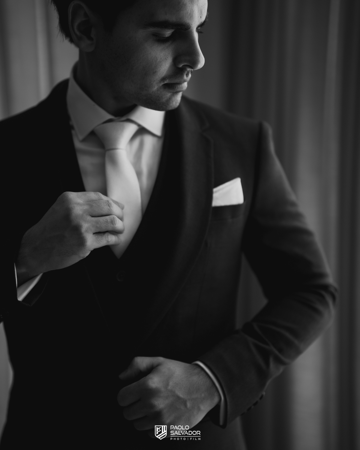 Making of do noivo em casamento no Colina Eventos em Brusque SC, momento elegante com ajuste de gravata e preparação do traje, fotografia de casamento em Brusque, Itajaí, Balneário Camboriú e região