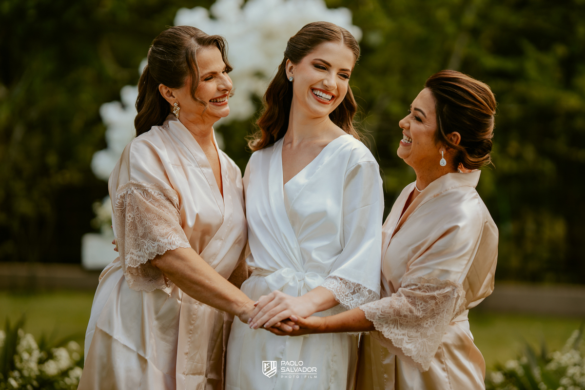 Making of da noiva em casamento no Colina Eventos em Brusque SC, preparação com madrinhas e família, maquiagem e cabelo profissional, fotografia de casamento em Brusque, Itajaí, Itapema e região