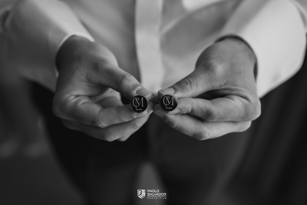 Making of do noivo em casamento no Colina Eventos em Brusque SC, momento elegante com ajuste de gravata e preparação do traje, fotografia de casamento em Brusque, Itajaí, Balneário Camboriú e região