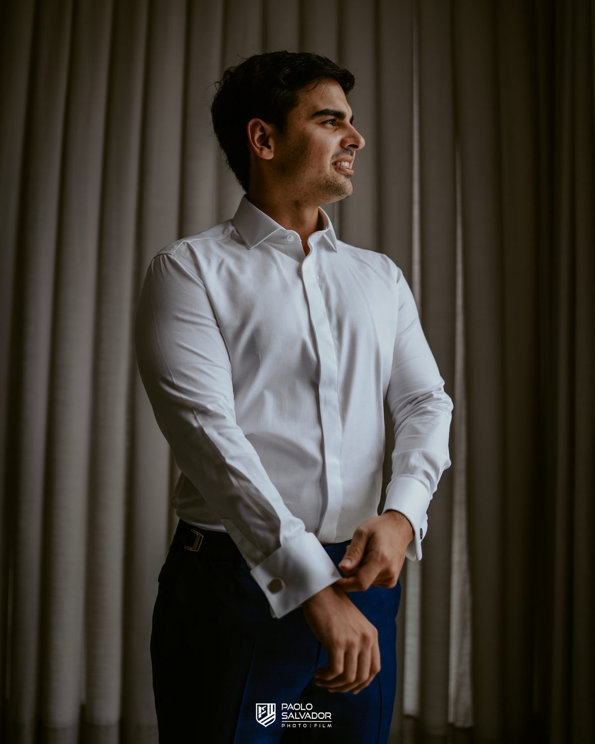 Making of do noivo em casamento no Colina Eventos em Brusque SC, momento elegante com ajuste de gravata e preparação do traje, fotografia de casamento em Brusque, Itajaí, Balneário Camboriú e região