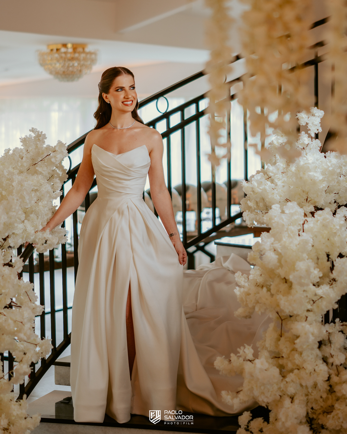 Noiva pronta antes da cerimônia em ensaio com vestido no Colina Eventos em Brusque SC, tendência de fotos antecipadas com decoração, fotografia de casamento em Brusque, Itajaí, Itapema e região
