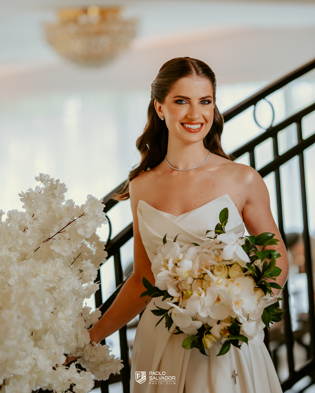 Noiva pronta antes da cerimônia em ensaio com vestido no Colina Eventos em Brusque SC, tendência de fotos antecipadas com decoração, fotografia de casamento em Brusque, Itajaí, Itapema e região