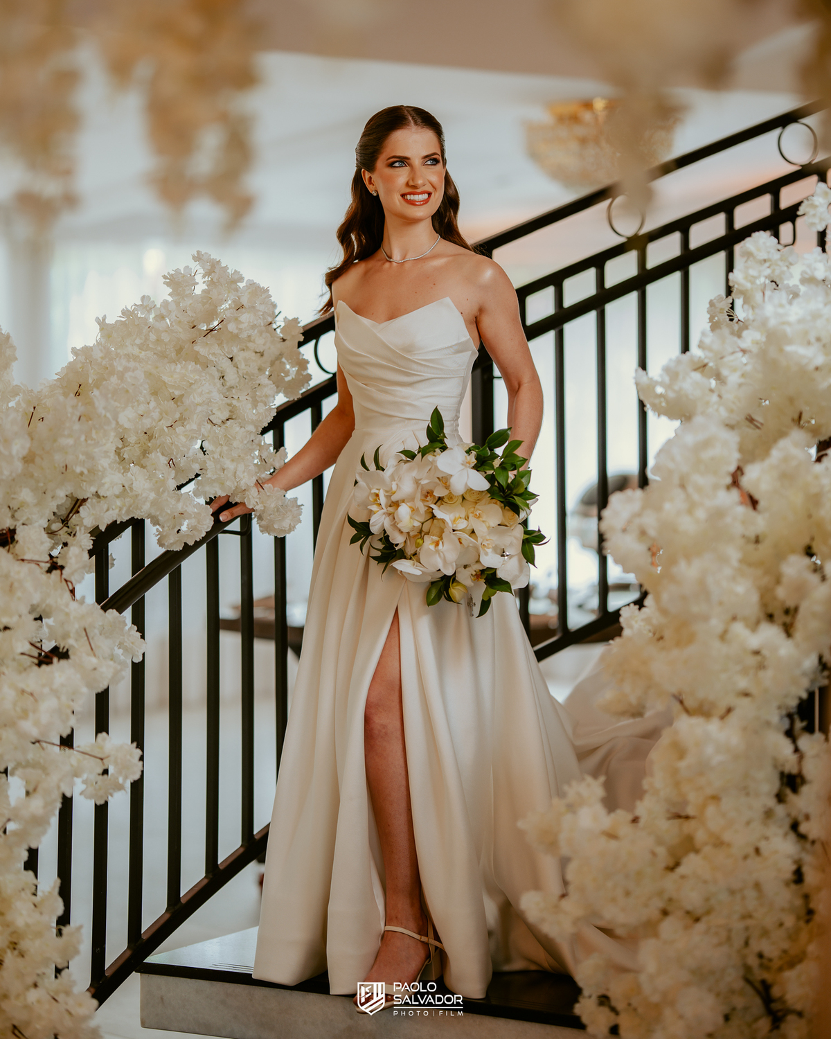 Noiva pronta antes da cerimônia em ensaio com vestido no Colina Eventos em Brusque SC, tendência de fotos antecipadas com decoração, fotografia de casamento em Brusque, Itajaí, Itapema e região