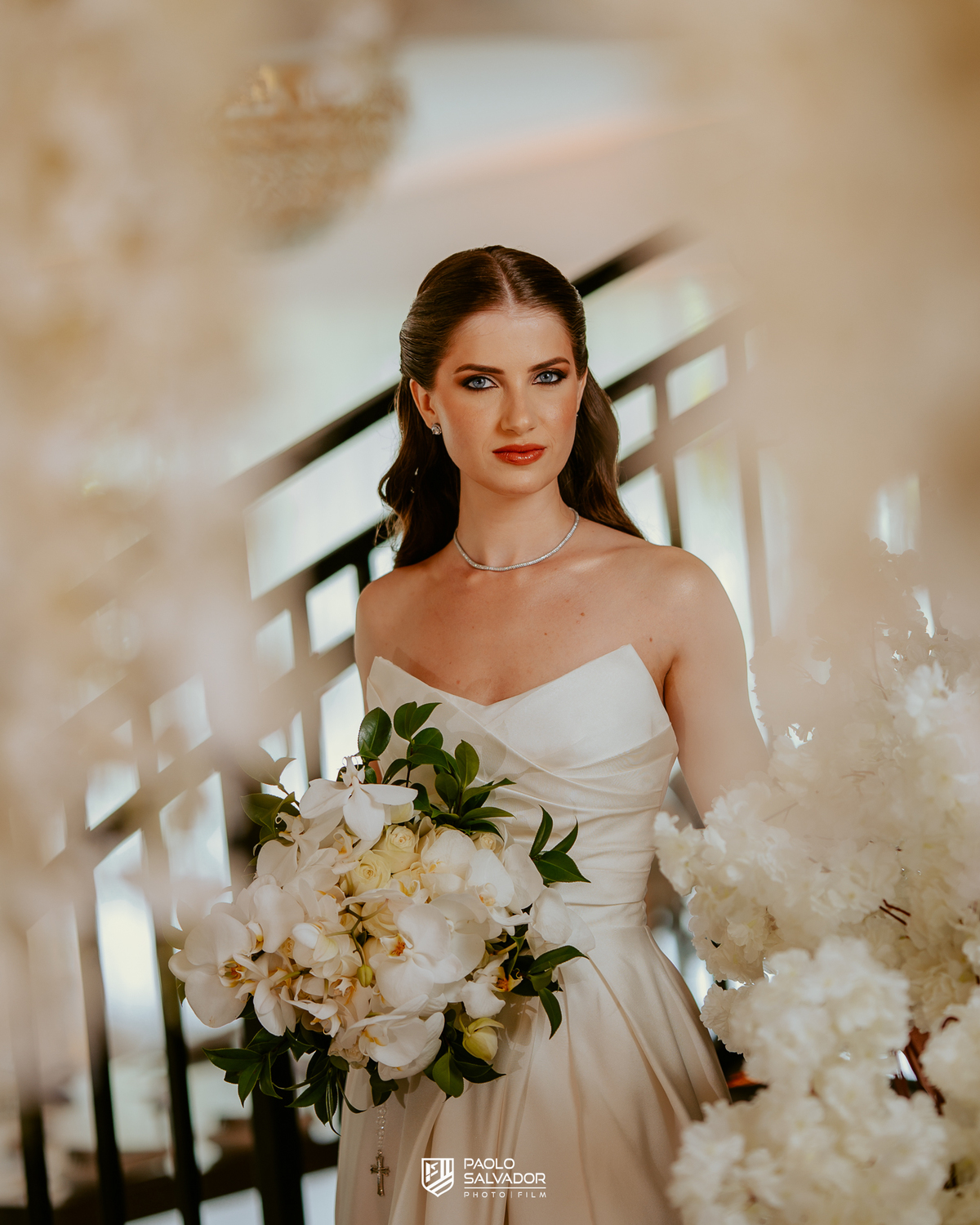 Noiva pronta antes da cerimônia em ensaio com vestido no Colina Eventos em Brusque SC, tendência de fotos antecipadas com decoração, fotografia de casamento em Brusque, Itajaí, Itapema e região