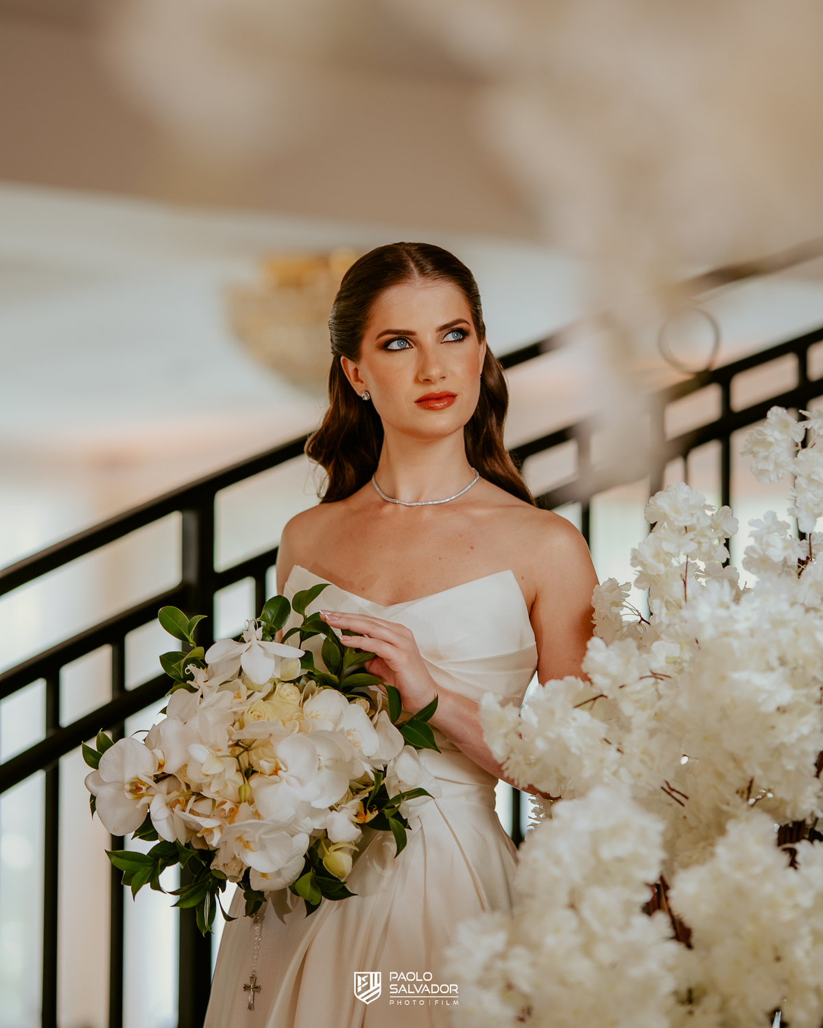 Noiva pronta antes da cerimônia em ensaio com vestido no Colina Eventos em Brusque SC, tendência de fotos antecipadas com decoração, fotografia de casamento em Brusque, Itajaí, Itapema e região