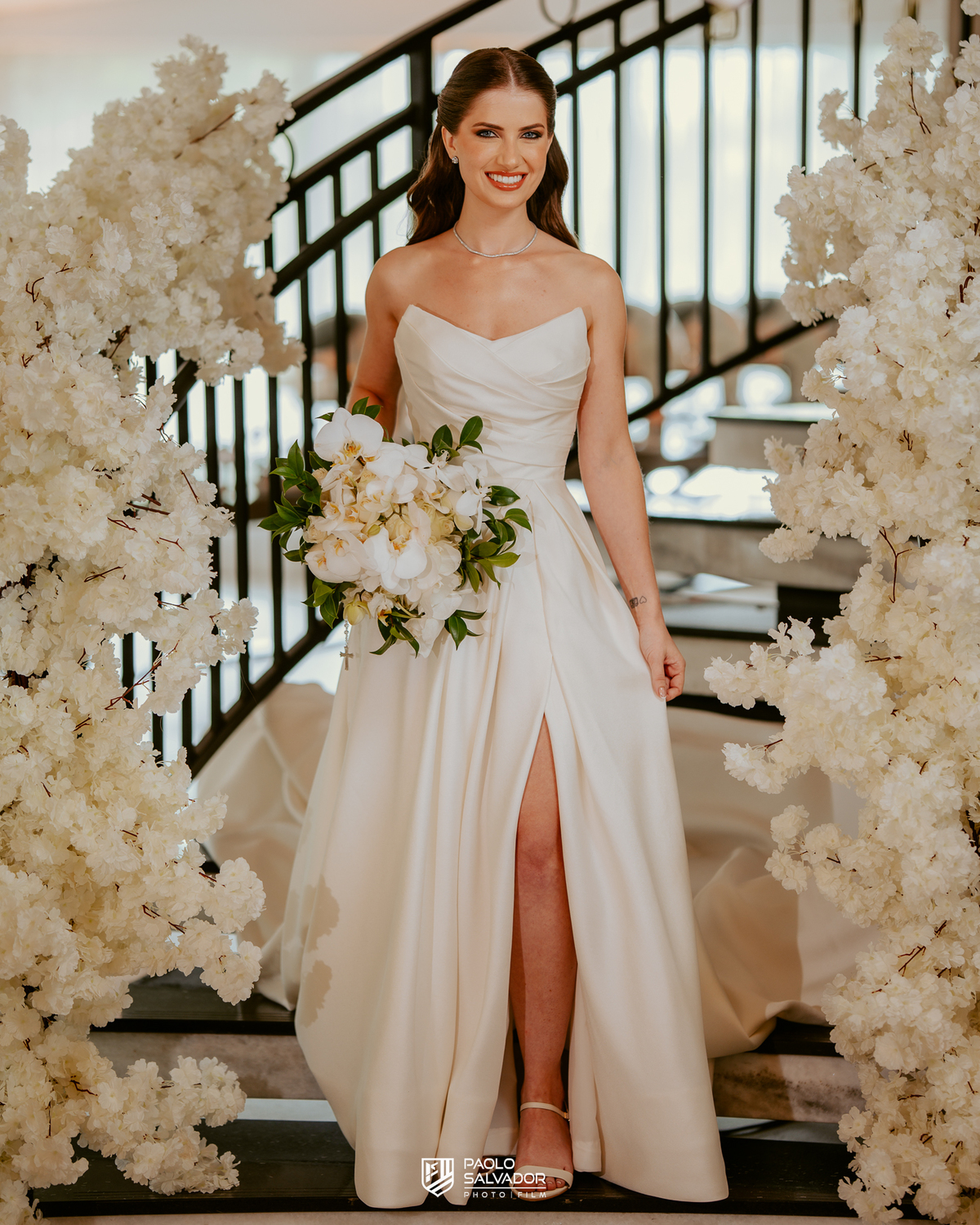 Noiva pronta antes da cerimônia em ensaio com vestido no Colina Eventos em Brusque SC, tendência de fotos antecipadas com decoração, fotografia de casamento em Brusque, Itajaí, Itapema e região
