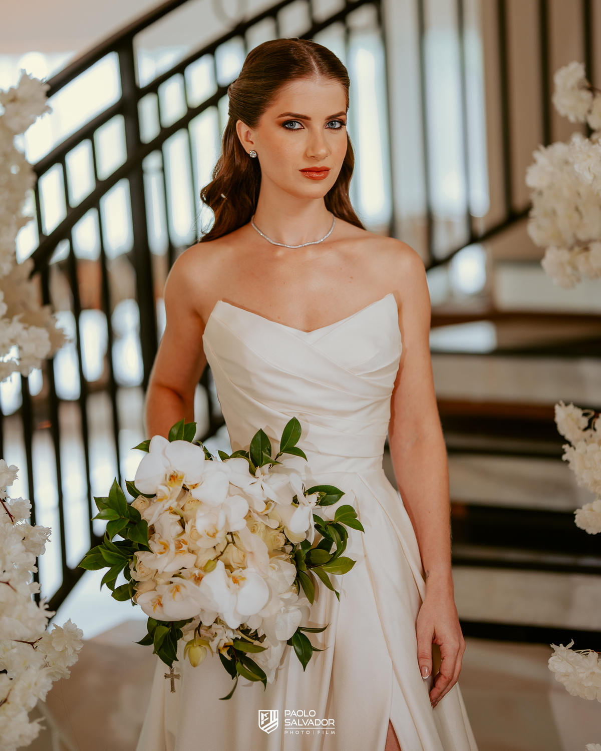 Noiva pronta antes da cerimônia em ensaio com vestido no Colina Eventos em Brusque SC, tendência de fotos antecipadas com decoração, fotografia de casamento em Brusque, Itajaí, Itapema e região