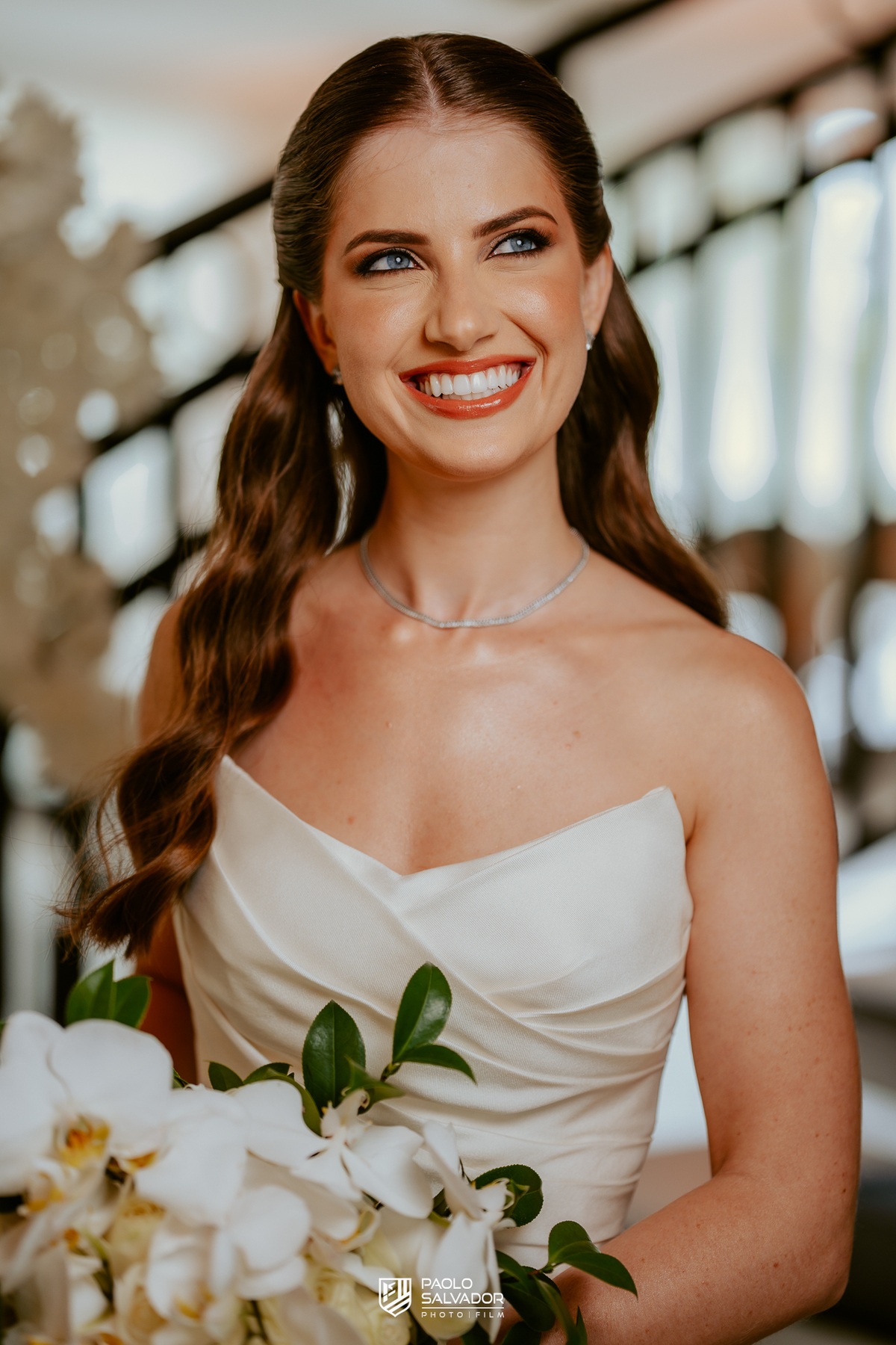 Noiva pronta antes da cerimônia em ensaio com vestido no Colina Eventos em Brusque SC, tendência de fotos antecipadas com decoração, fotografia de casamento em Brusque, Itajaí, Itapema e região