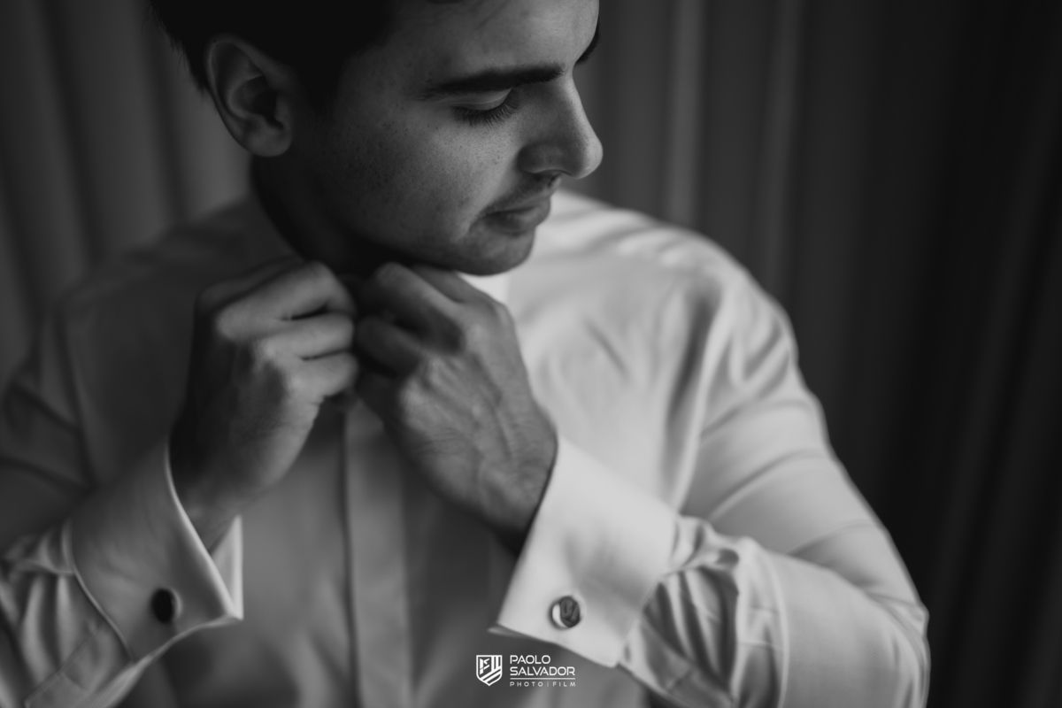 Making of do noivo em casamento no Colina Eventos em Brusque SC, momento elegante com ajuste de gravata e preparação do traje, fotografia de casamento em Brusque, Itajaí, Balneário Camboriú e região