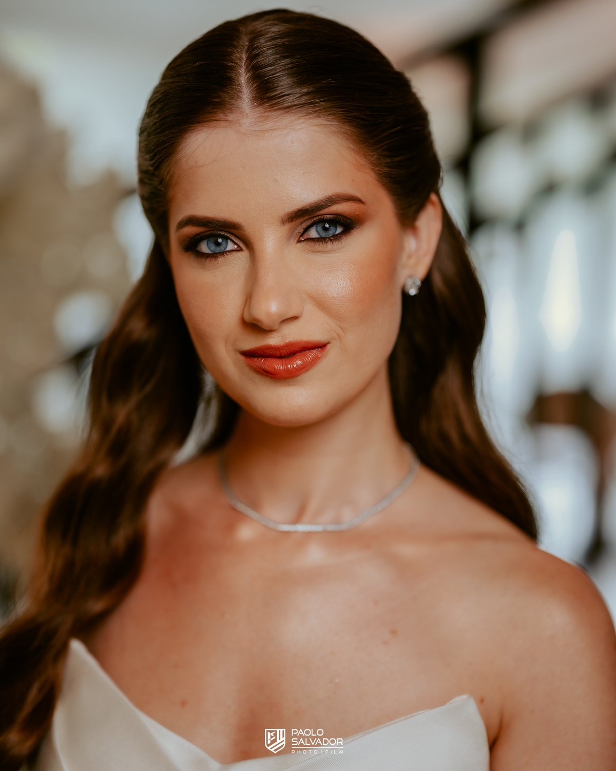 Noiva pronta antes da cerimônia em ensaio com vestido no Colina Eventos em Brusque SC, tendência de fotos antecipadas com decoração, fotografia de casamento em Brusque, Itajaí, Itapema e região