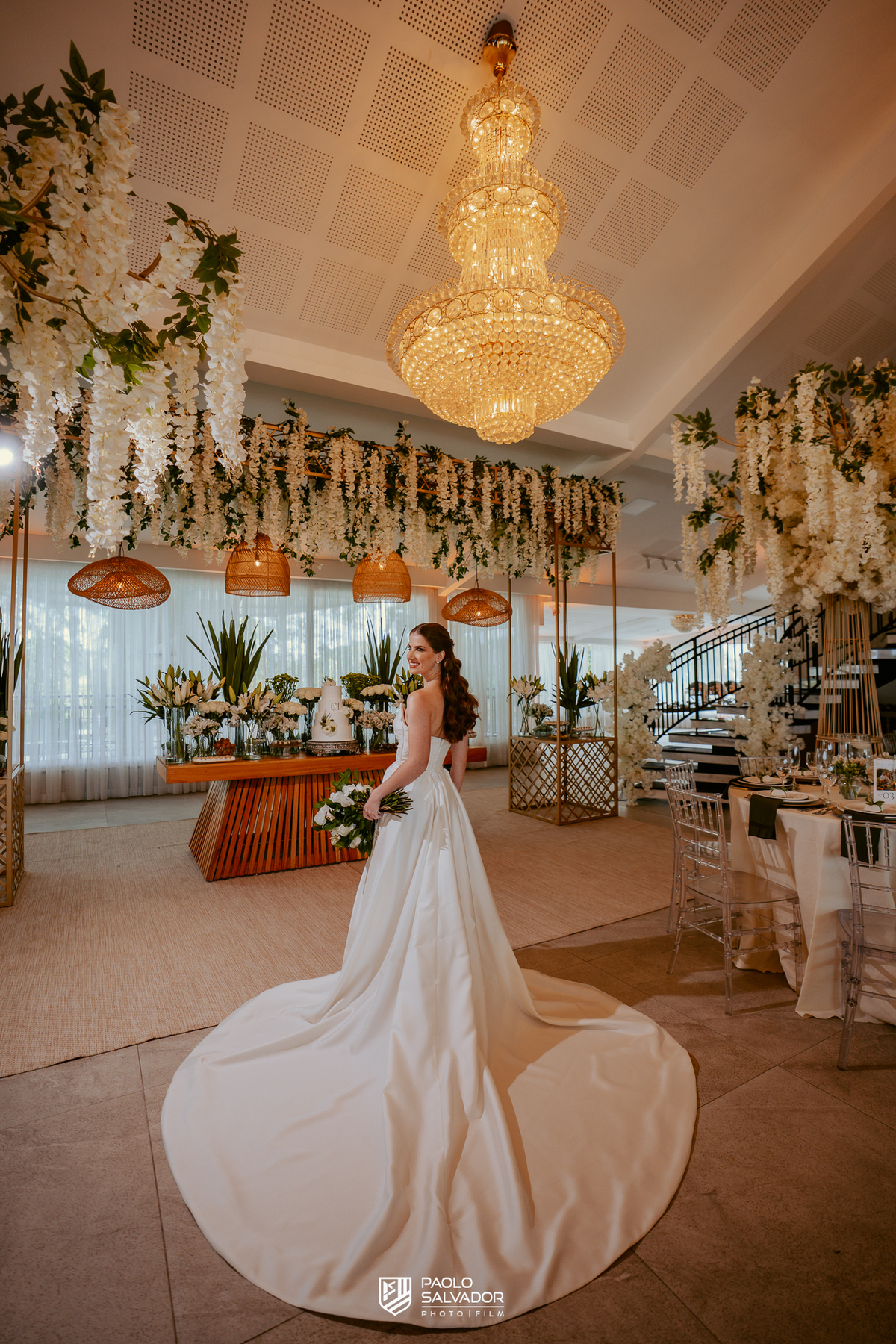 Noiva pronta antes da cerimônia em ensaio com vestido no Colina Eventos em Brusque SC, tendência de fotos antecipadas com decoração, fotografia de casamento em Brusque, Itajaí, Itapema e região