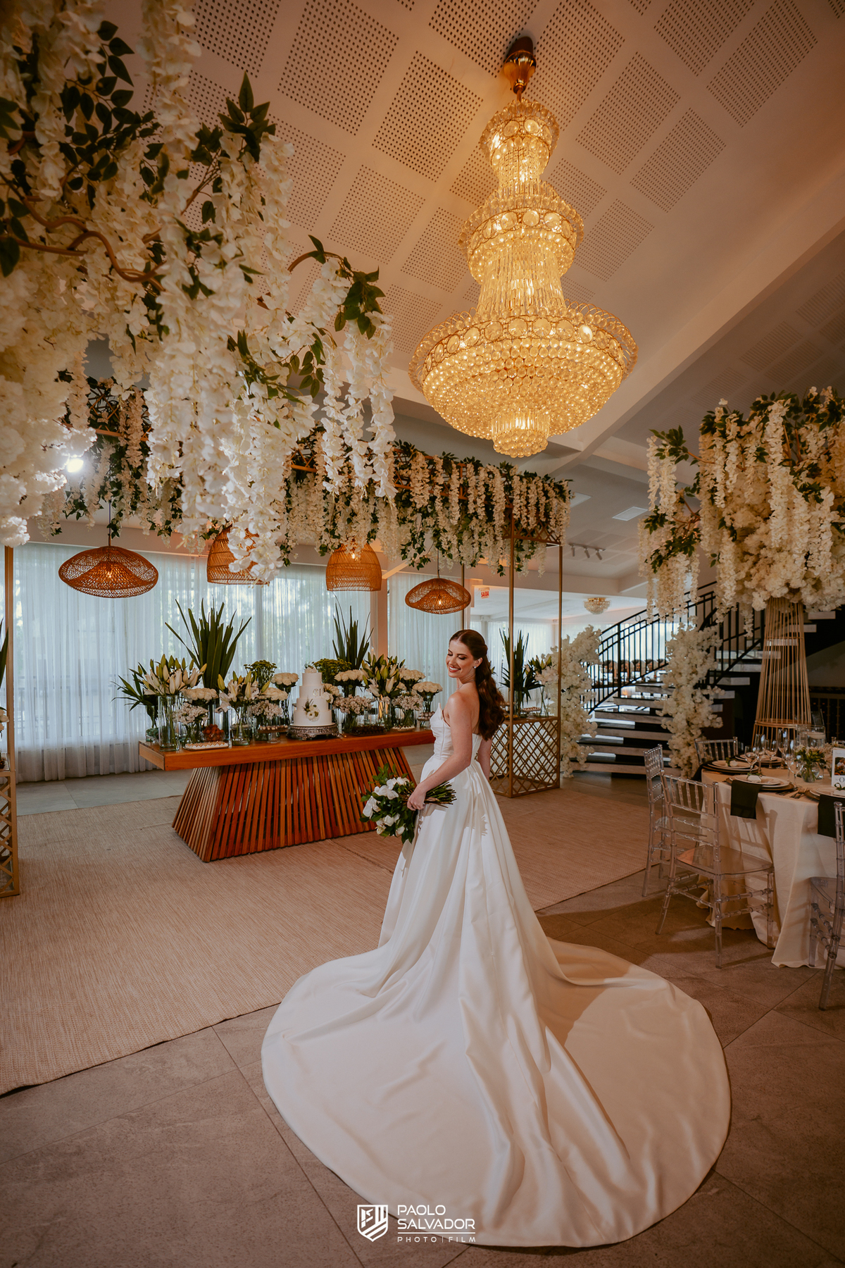 Noiva pronta antes da cerimônia em ensaio com vestido no Colina Eventos em Brusque SC, tendência de fotos antecipadas com decoração, fotografia de casamento em Brusque, Itajaí, Itapema e região