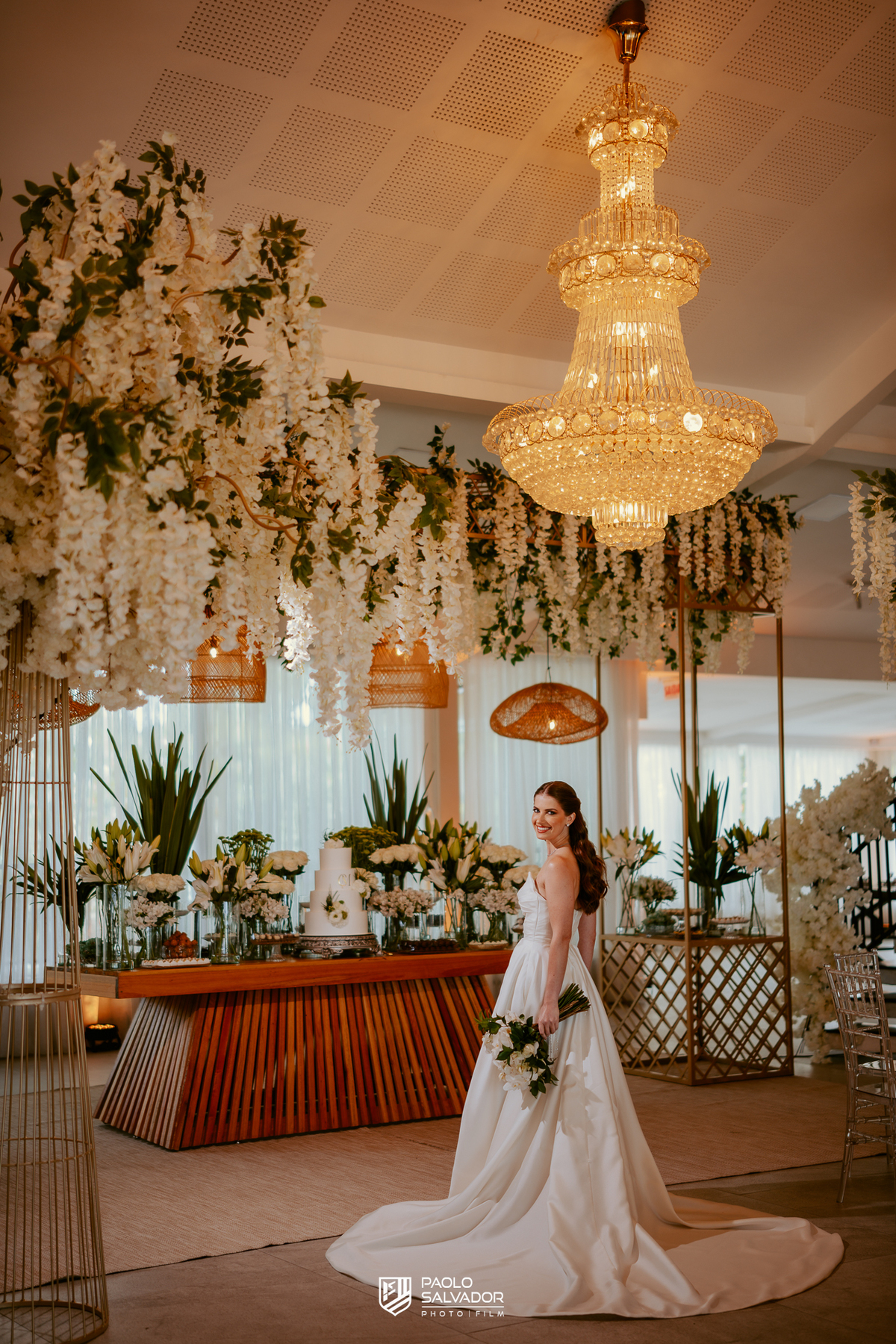 Noiva pronta antes da cerimônia em ensaio com vestido no Colina Eventos em Brusque SC, tendência de fotos antecipadas com decoração, fotografia de casamento em Brusque, Itajaí, Itapema e região