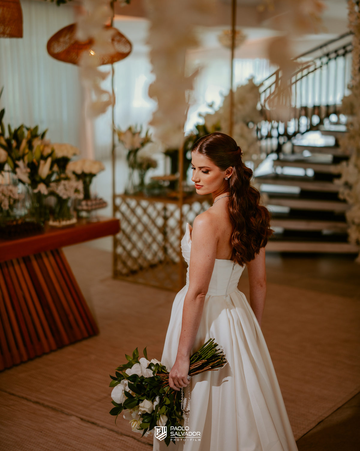Noiva pronta antes da cerimônia em ensaio com vestido no Colina Eventos em Brusque SC, tendência de fotos antecipadas com decoração, fotografia de casamento em Brusque, Itajaí, Itapema e região