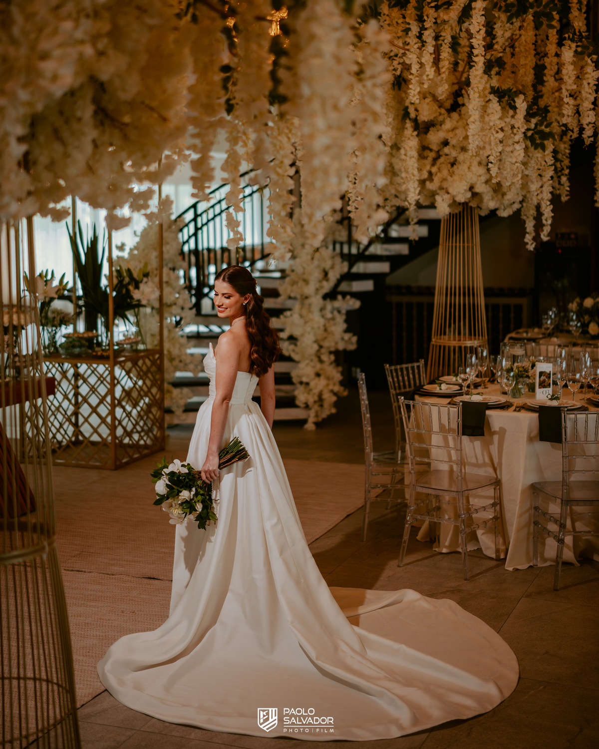 Noiva pronta antes da cerimônia em ensaio com vestido no Colina Eventos em Brusque SC, tendência de fotos antecipadas com decoração, fotografia de casamento em Brusque, Itajaí, Itapema e região