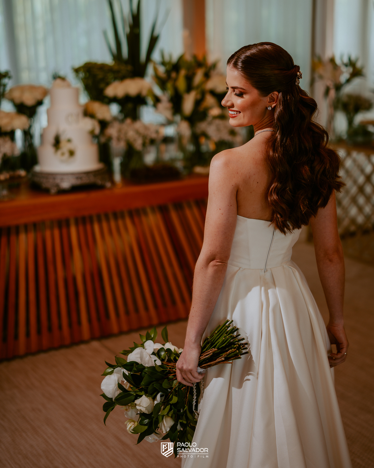 Noiva pronta antes da cerimônia em ensaio com vestido no Colina Eventos em Brusque SC, tendência de fotos antecipadas com decoração, fotografia de casamento em Brusque, Itajaí, Itapema e região