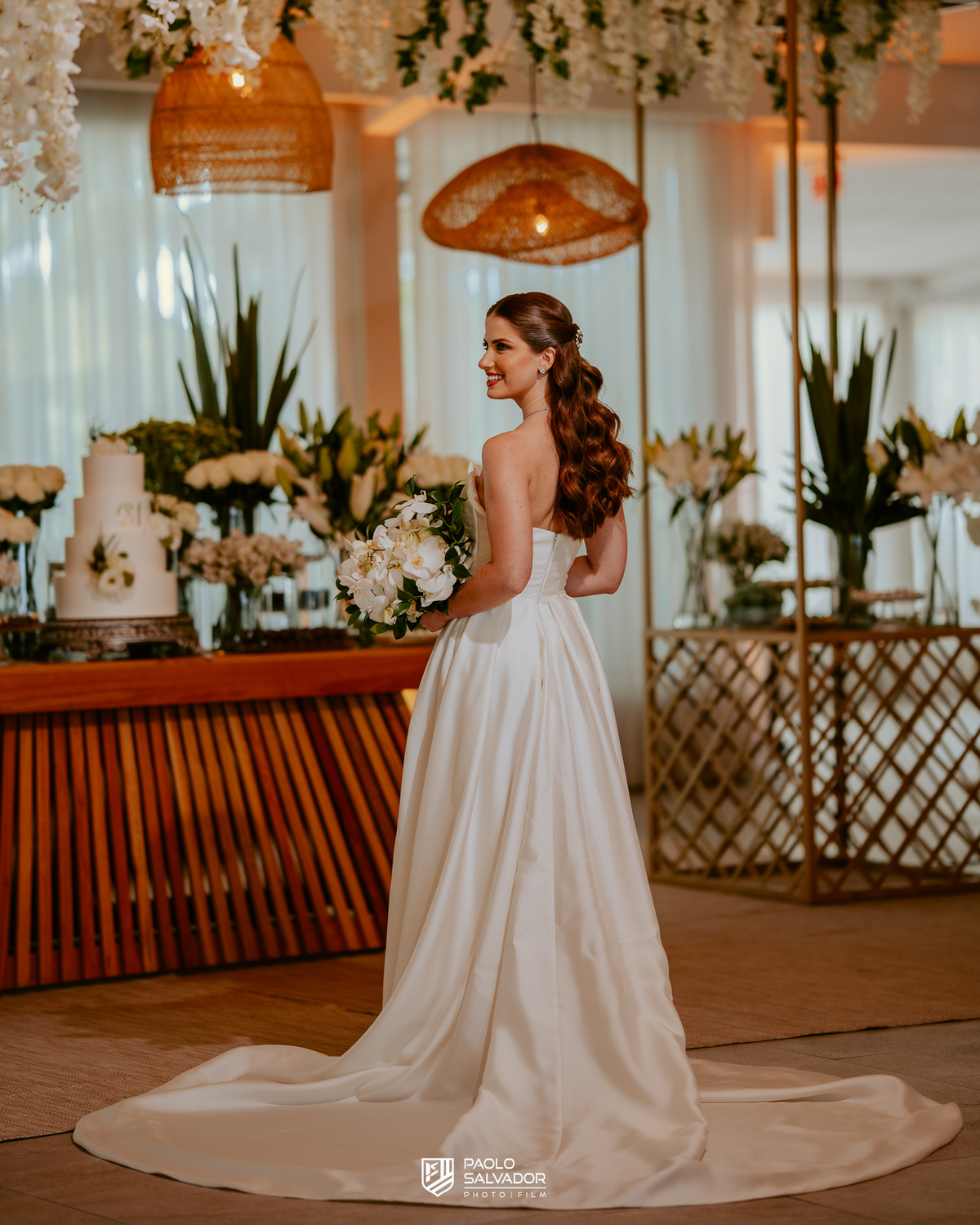 Noiva pronta antes da cerimônia em ensaio com vestido no Colina Eventos em Brusque SC, tendência de fotos antecipadas com decoração, fotografia de casamento em Brusque, Itajaí, Itapema e região