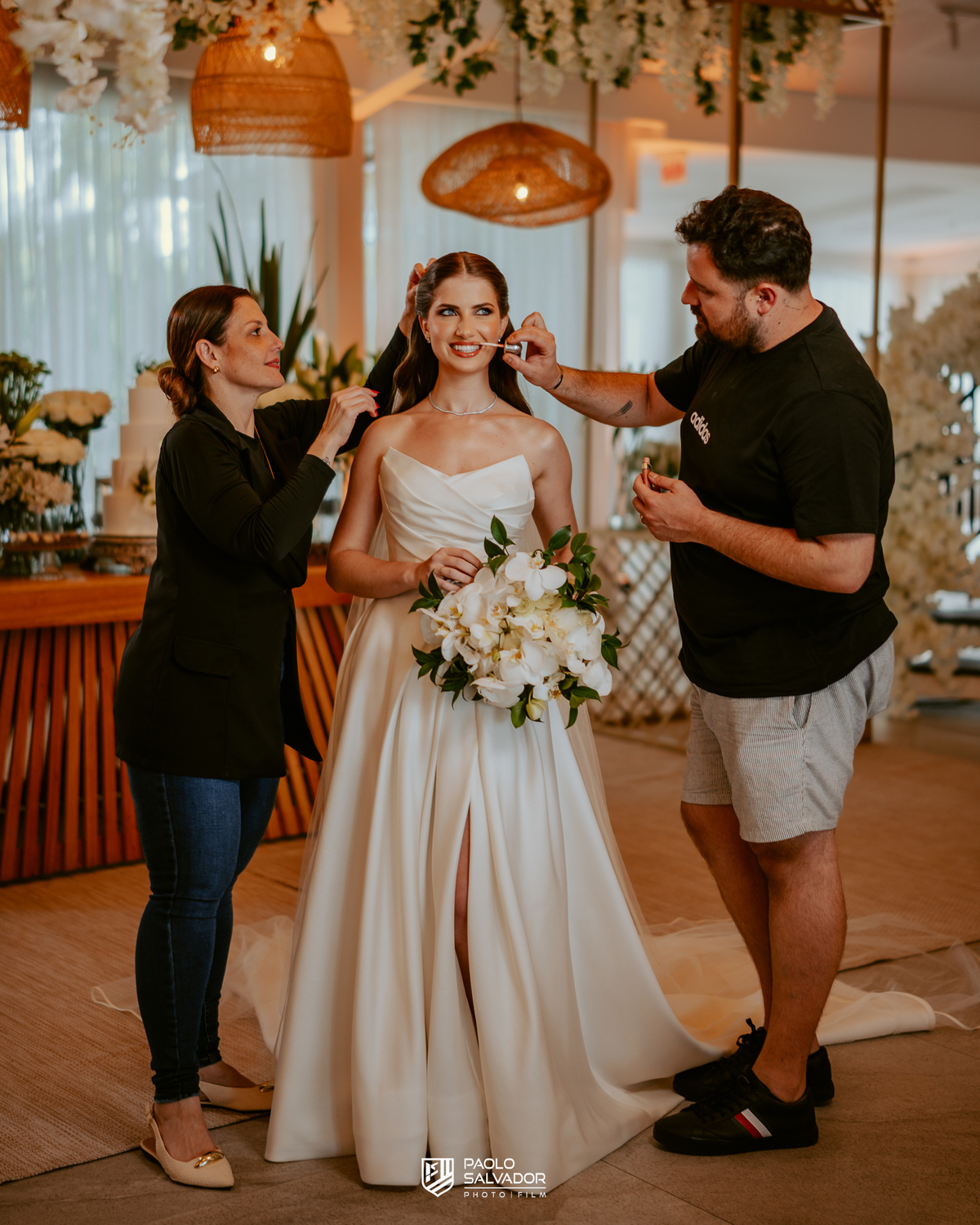 Noiva pronta antes da cerimônia em ensaio com vestido no Colina Eventos em Brusque SC, tendência de fotos antecipadas com decoração, fotografia de casamento em Brusque, Itajaí, Itapema e região