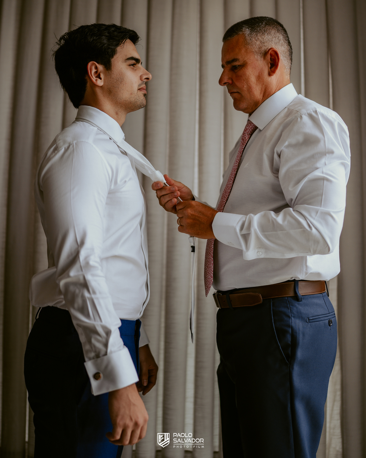 Making of do noivo em casamento no Colina Eventos em Brusque SC, momento elegante com ajuste de gravata e preparação do traje, fotografia de casamento em Brusque, Itajaí, Balneário Camboriú e região