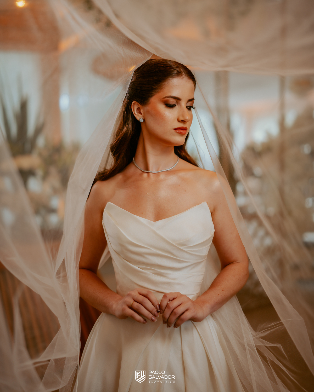 Noiva pronta antes da cerimônia em ensaio com vestido no Colina Eventos em Brusque SC, tendência de fotos antecipadas com decoração, fotografia de casamento em Brusque, Itajaí, Itapema e região