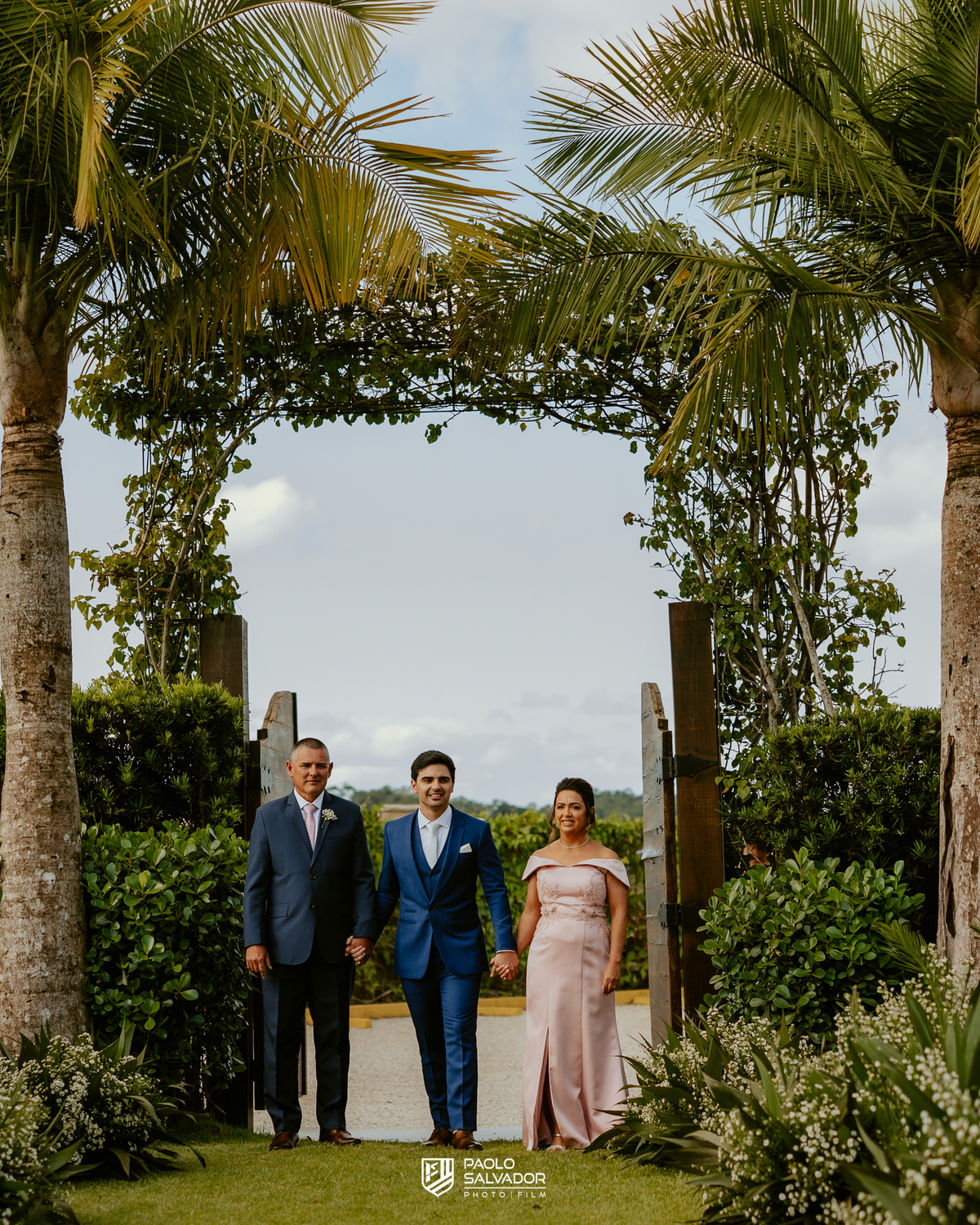 Cerimônia de casamento ao ar livre no Colina Eventos em Brusque SC, noivos no altar cercados por decoração elegante e convidados, fotografia de casamento em Brusque, Itajaí, Balneário Camboriú e região