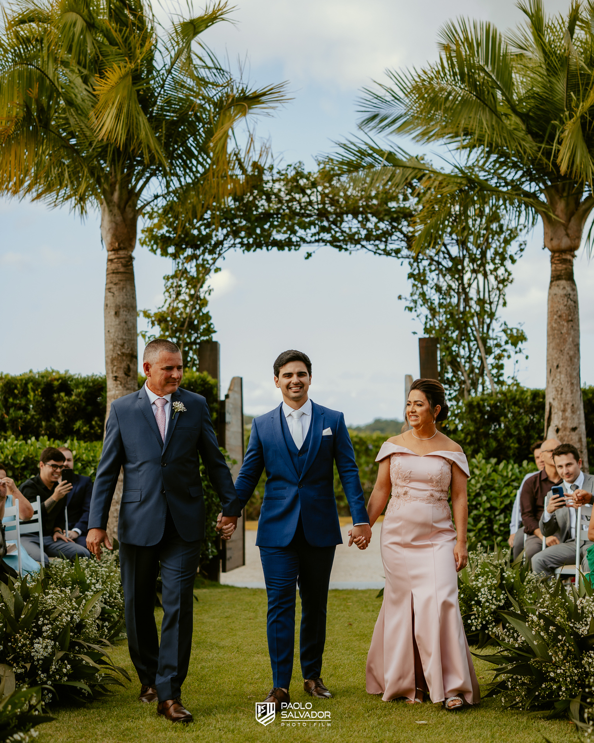 Cerimônia de casamento ao ar livre no Colina Eventos em Brusque SC, noivos no altar cercados por decoração elegante e convidados, fotografia de casamento em Brusque, Itajaí, Balneário Camboriú e região