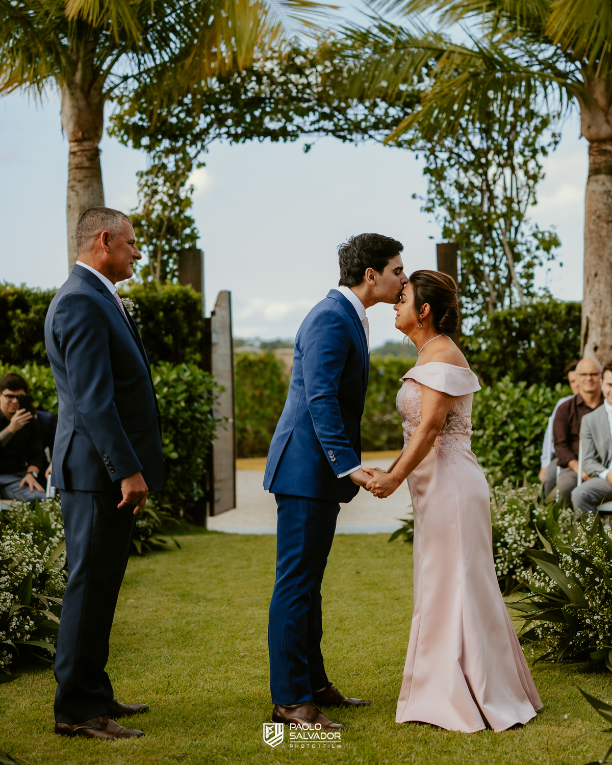 Cerimônia de casamento ao ar livre no Colina Eventos em Brusque SC, noivos no altar cercados por decoração elegante e convidados, fotografia de casamento em Brusque, Itajaí, Balneário Camboriú e região