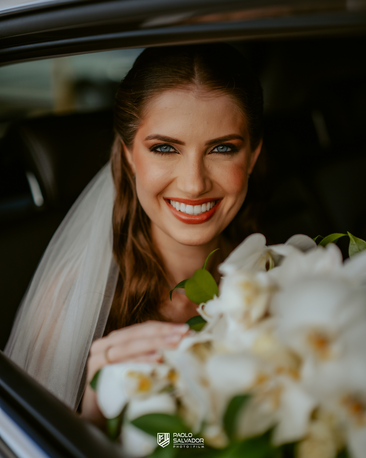 Cerimônia de casamento ao ar livre no Colina Eventos em Brusque SC, noivos no altar cercados por decoração elegante e convidados, fotografia de casamento em Brusque, Itajaí, Balneário Camboriú e região