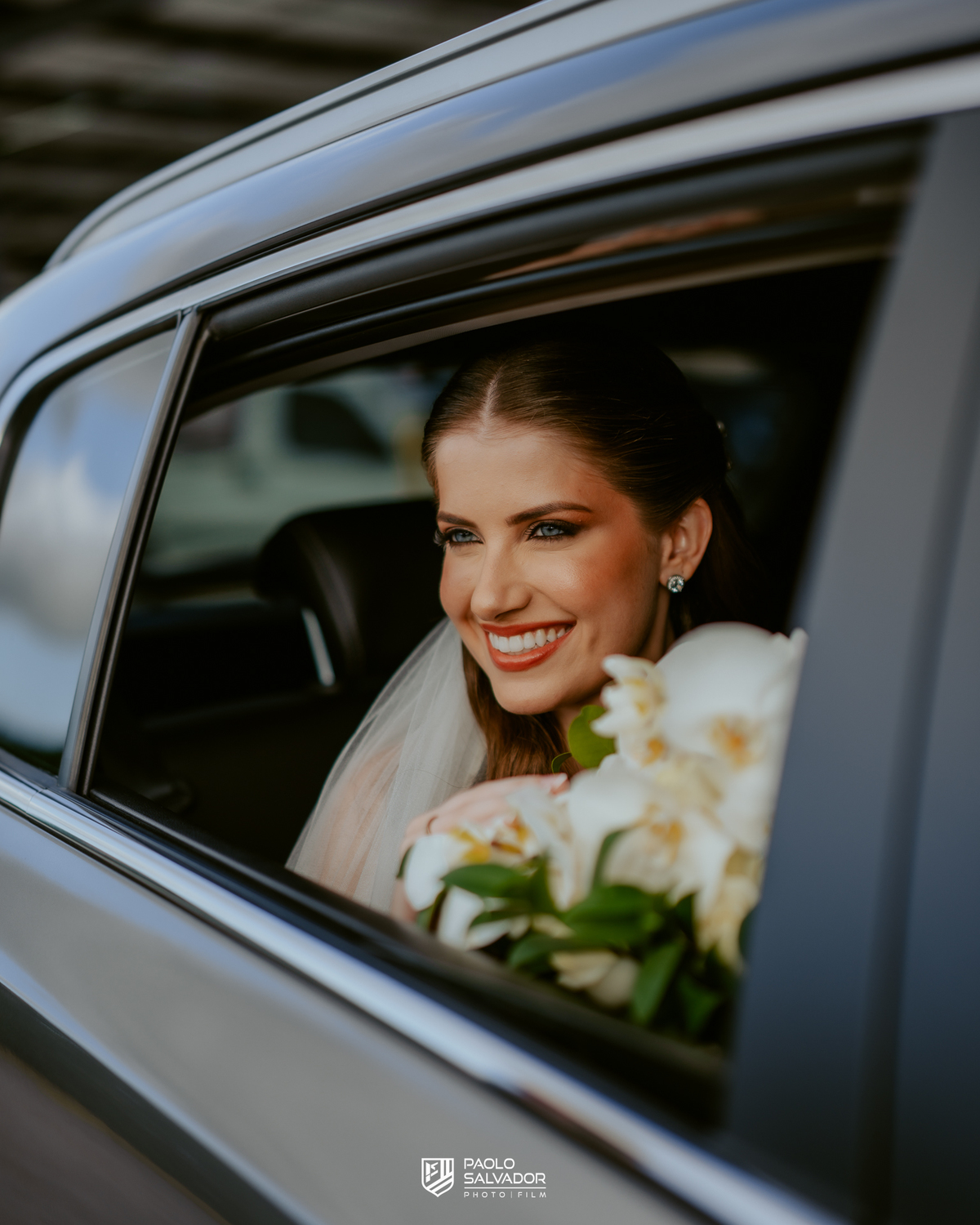 Cerimônia de casamento ao ar livre no Colina Eventos em Brusque SC, noivos no altar cercados por decoração elegante e convidados, fotografia de casamento em Brusque, Itajaí, Balneário Camboriú e região