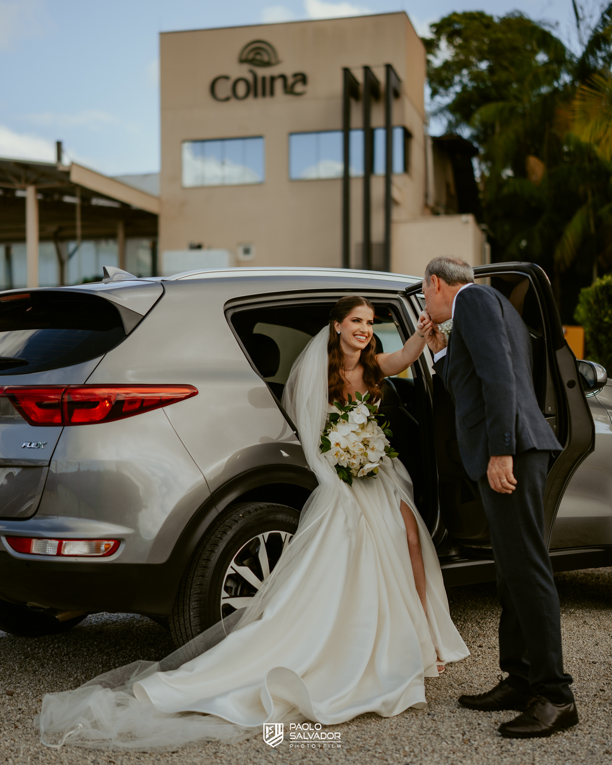 Cerimônia de casamento ao ar livre no Colina Eventos em Brusque SC, noivos no altar cercados por decoração elegante e convidados, fotografia de casamento em Brusque, Itajaí, Balneário Camboriú e região