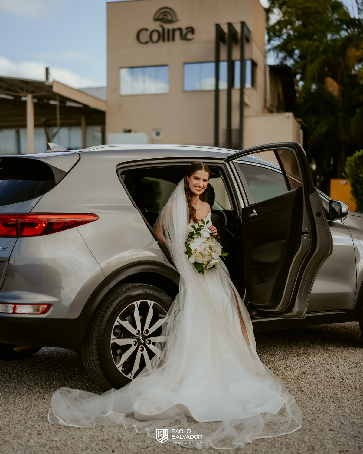 Cerimônia de casamento ao ar livre no Colina Eventos em Brusque SC, noivos no altar cercados por decoração elegante e convidados, fotografia de casamento em Brusque, Itajaí, Balneário Camboriú e região