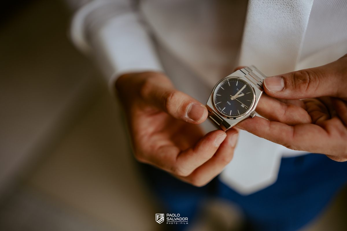 Making of do noivo em casamento no Colina Eventos em Brusque SC, momento elegante com ajuste de gravata e preparação do traje, fotografia de casamento em Brusque, Itajaí, Balneário Camboriú e região